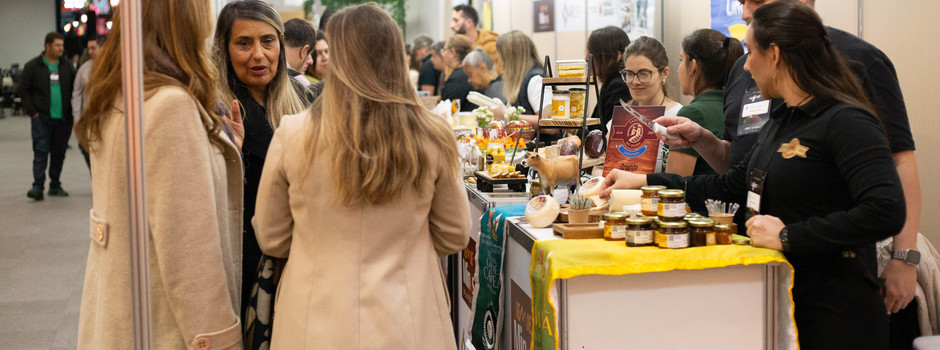 Feira de negócios em Minas Gerais com expositores e visitantes, representando o crescimento do comércio mineiro em março