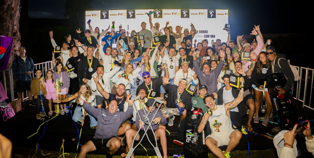 Atletas e participantes celebram premiação do Brasil Wake Open na Lagoa dos Ingleses, em Nova Lima, durante evento internacional de wakeboard