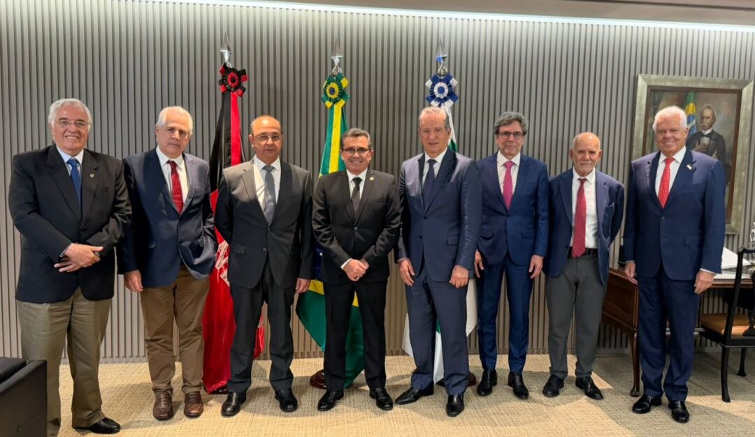 Representantes de entidades do transporte público de passageiros no Brasil durante reunião com o presidente do Tribunal de Contas da União (TCU), Vital do Rêgo, em Brasília
