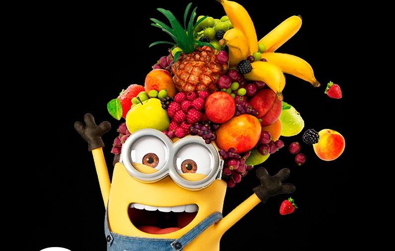 Minion com frutas na cabeça e coleção de seis pelúcias temáticas da campanha “Meu Selinho Verdemar”, inspirada no universo do futebol