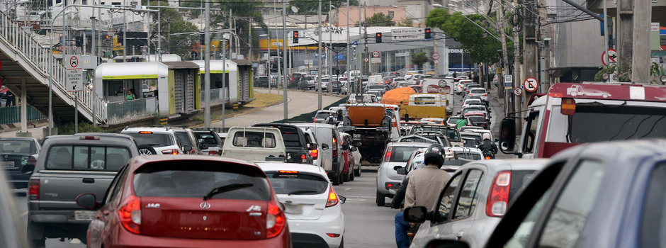 Trânsito intenso em avenida de Belo Horizonte durante período de regularização do IPVA 2026 em Minas Gerais