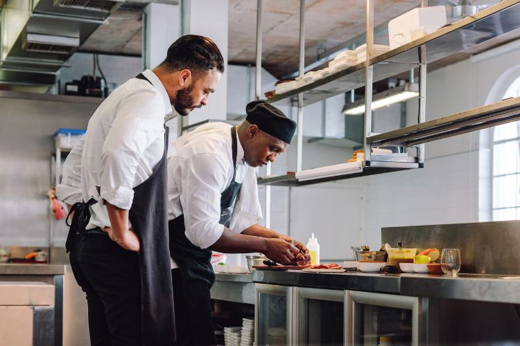 chefs trabalhando
