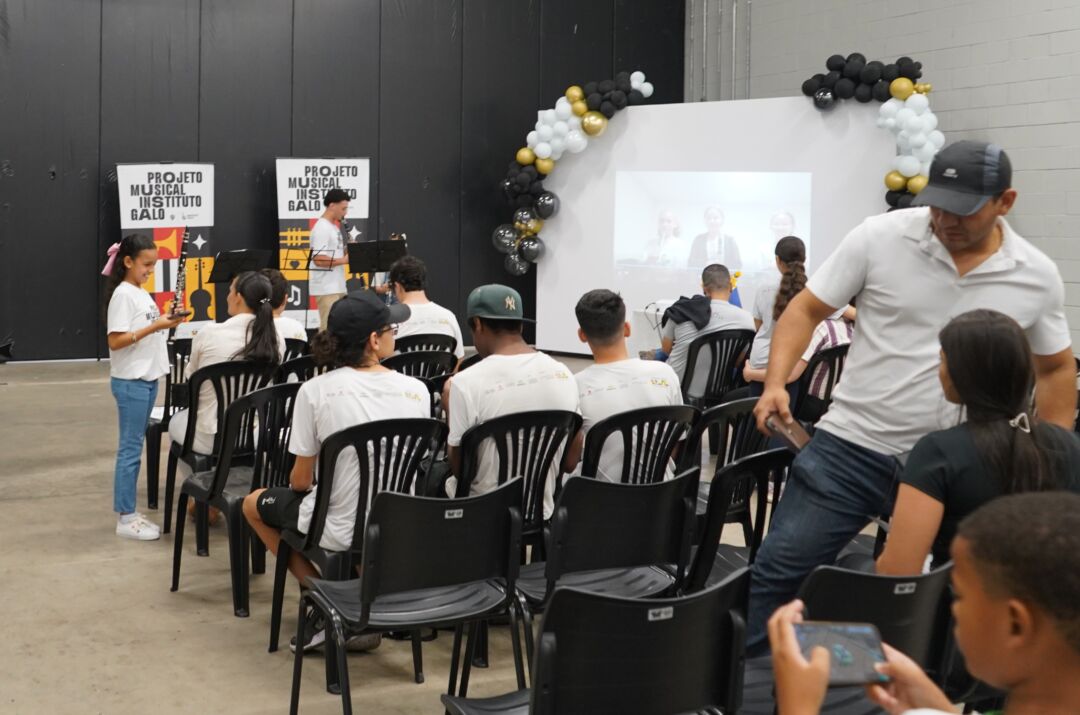 Jovens participam de atividade do projeto Juventude & Carreira na Arena MRV, em Belo Horizonte, com programação voltada à empregabilidade, educação e futuro profissional