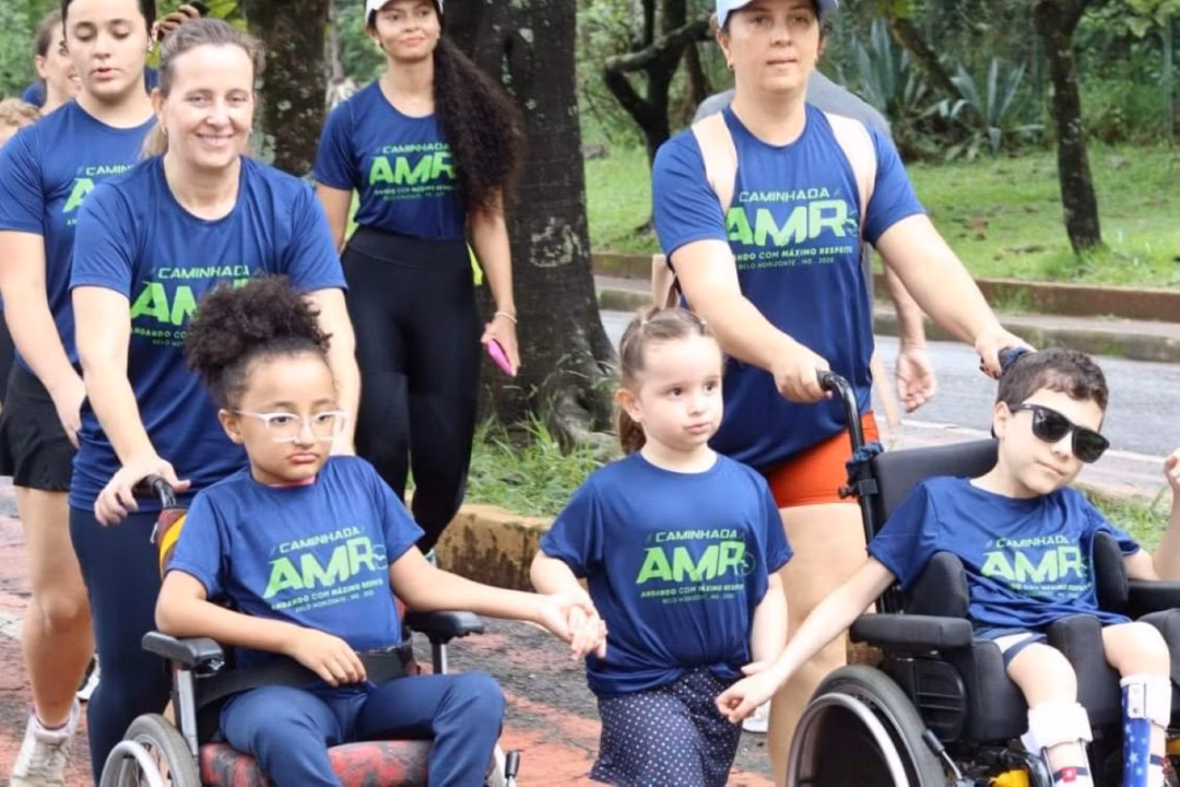 Crianças com deficiência participam da caminhada “Andando com Máximo Respeito”, promovida pela Associação Mineira de Reabilitação, no Parque Municipal, em Belo Horizonte