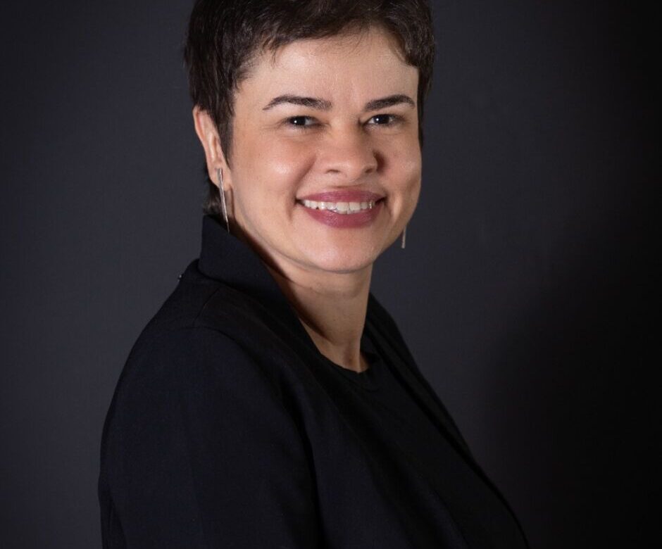 Retrato da executiva Adriana Girão, nova head de Marketing e Comunicação de Marca da Stellantis na América do Sul