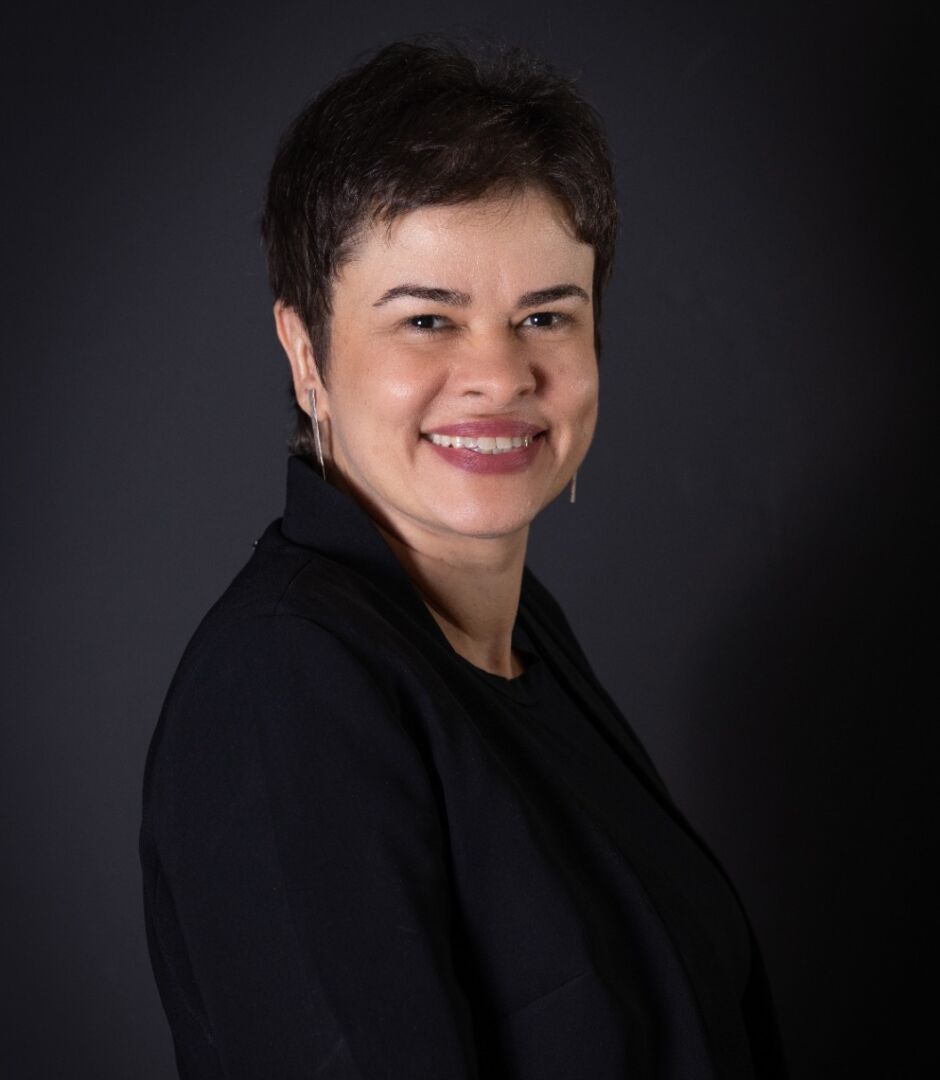 Adriana Girão assume liderança de marketing da Stellantis na América do Sul Retrato da executiva Adriana Girão, nova head de Marketing e Comunicação de Marca da Stellantis na América do Sul