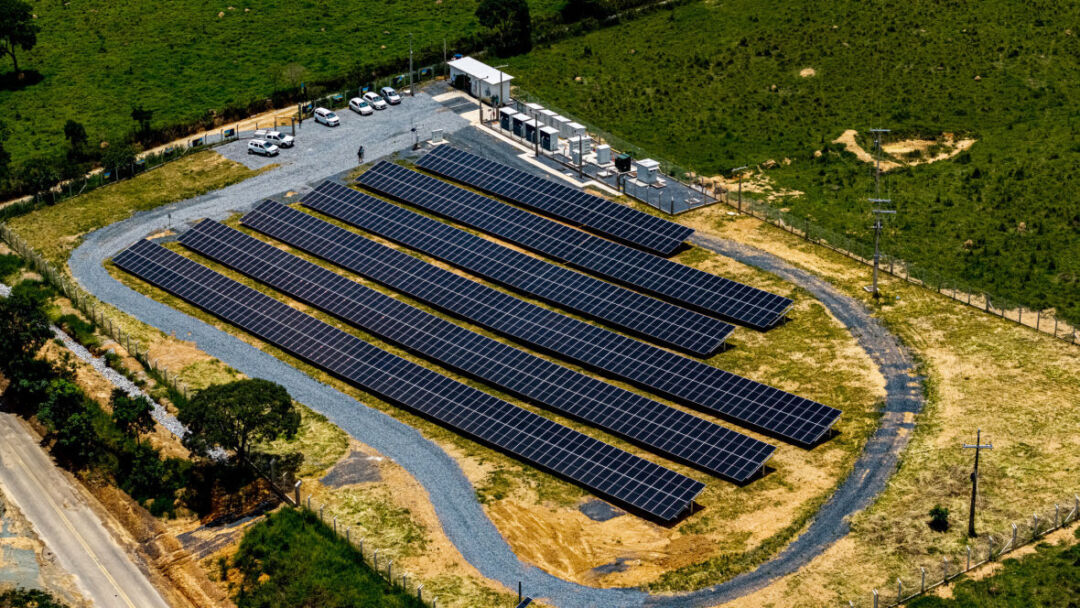 Sistema de geração solar e armazenamento de energia da Cemig em Serra da Saudade, Minas Gerais