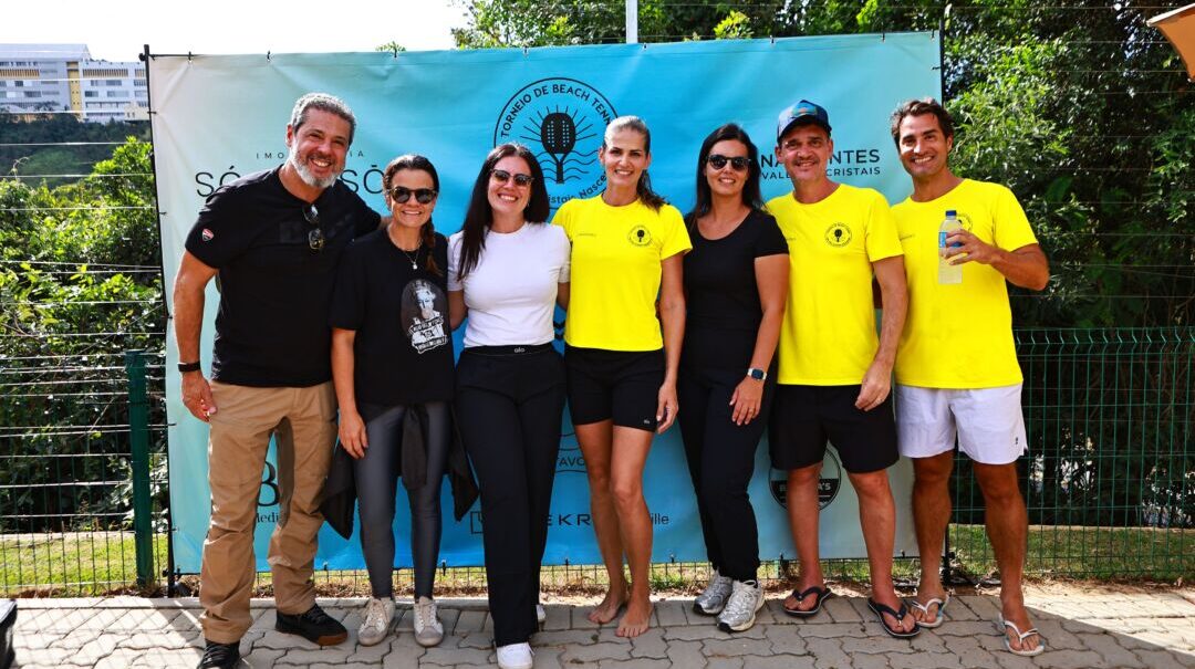 Participantes do Torneio de Beach Tennis do Residencial Nascentes reunidos durante evento esportivo realizado em Nova Lima