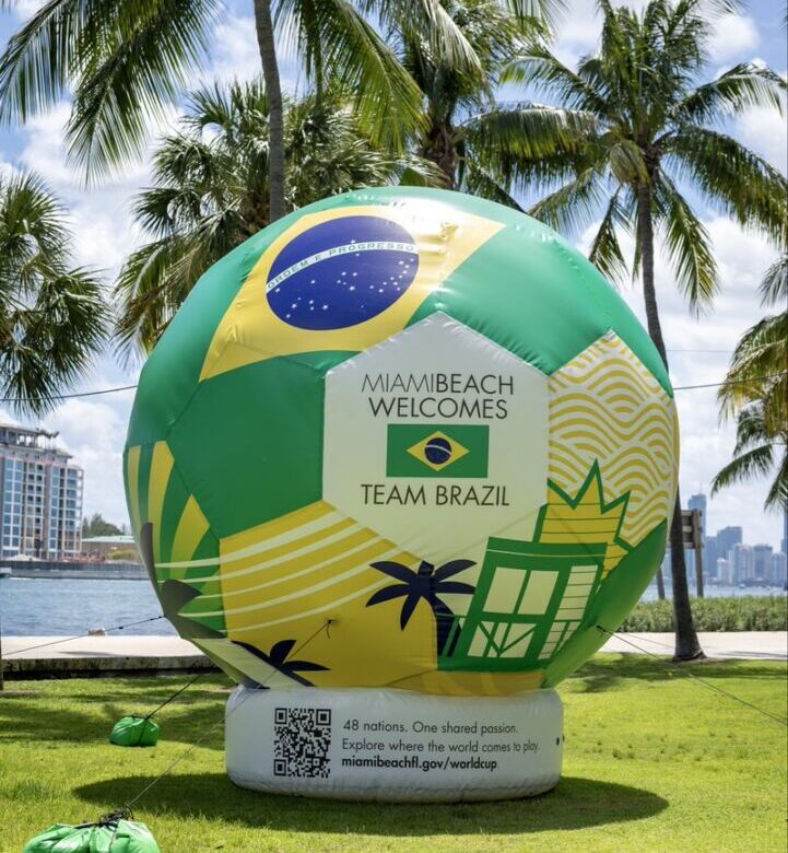 Bola gigante temática da Seleção Brasileira instalada em área turística de Miami Beach durante as ações da Copa do Mundo de 2026