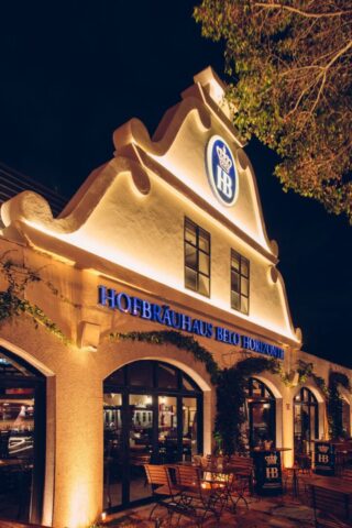 Fachada iluminada da Hofbräuhaus Belo Horizonte, que promove jantar especial para o Dia dos Namorados com menu harmonizado e música ao vivo