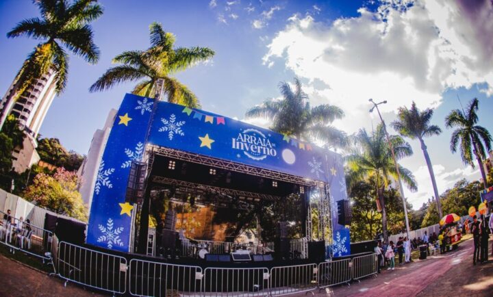 Arraiá de Inverno leva música, gastronomia e clima junino à Praça da Filarmônica em BH Palco montado para o Arraiá de Inverno na Praça da Filarmônica, em Belo Horizonte, com decoração temática junina e área preparada para shows e gastronomia