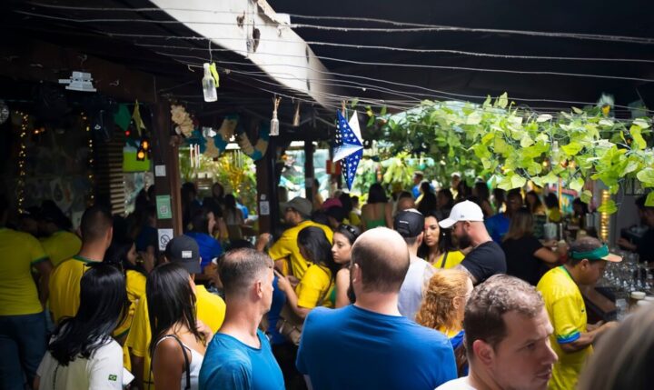 Jângal promove experiência especial para jogos do Brasil durante a Copa Torcedores acompanham transmissão de jogo do Brasil em ambiente temático e lotado no Jângal, em Belo Horizonte