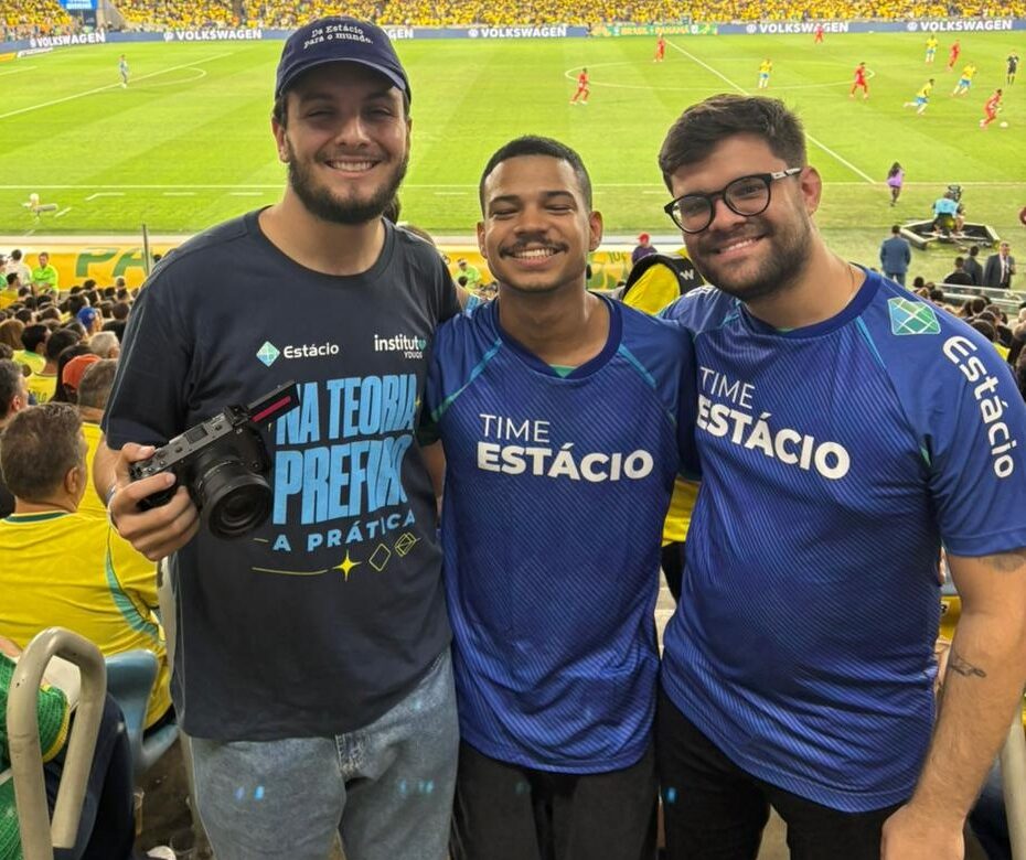Estudantes selecionados para iniciativa da Estácio e do Instituto Yduqs posam no estádio durante atividade de cobertura ligada à Seleção Brasileira, acompanhando de perto os bastidores da comunicação esportiva