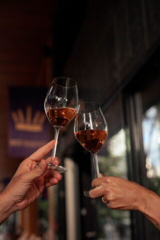 Restaurantes de BH no Dia dos Namorados: Casal brinda com taças de vinho durante jantar romântico no Rex Bibendi, em Belo Horizonte, em celebração ao Dia dos Namorados