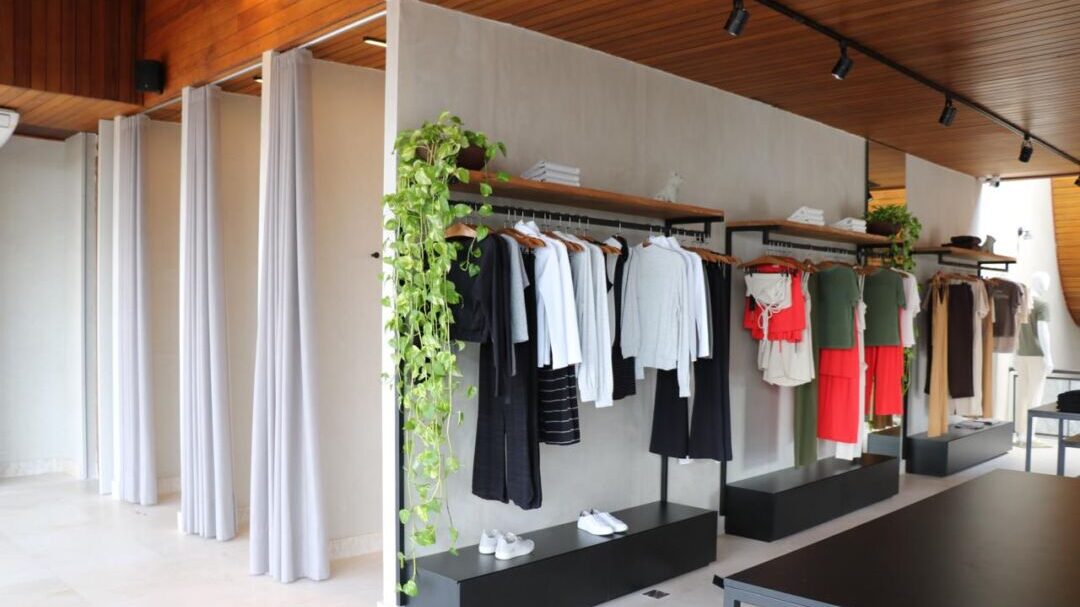 Interior da Casa Vörr marca nova fase da marca em Belo Horizonte Ambiente interno da Casa Vörr, no bairro Cidade Jardim, em Belo Horizonte, com exposição de peças da marca mineira em espaço que reúne moda, cultura e lifestyle