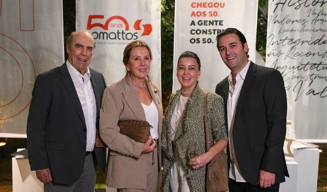 Família Matos Francisco e Renata Mattos Duda Porto e Humberto Mattos Construtora mineira Somattos celebra 50 anos com jantar assinado por Ivo Faria