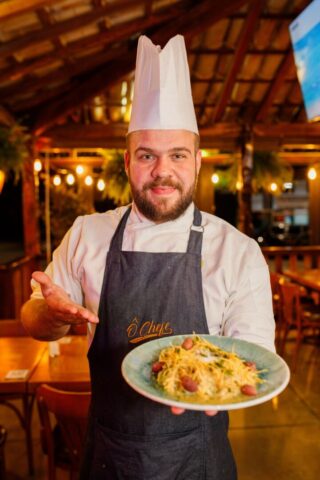 Restaurantes de BH no Dia dos Namorados: Chef do Ô Chefe Steakhouse segura prato de massa em restaurante de Belo Horizonte durante divulgação do menu especial para o Dia dos Namorados