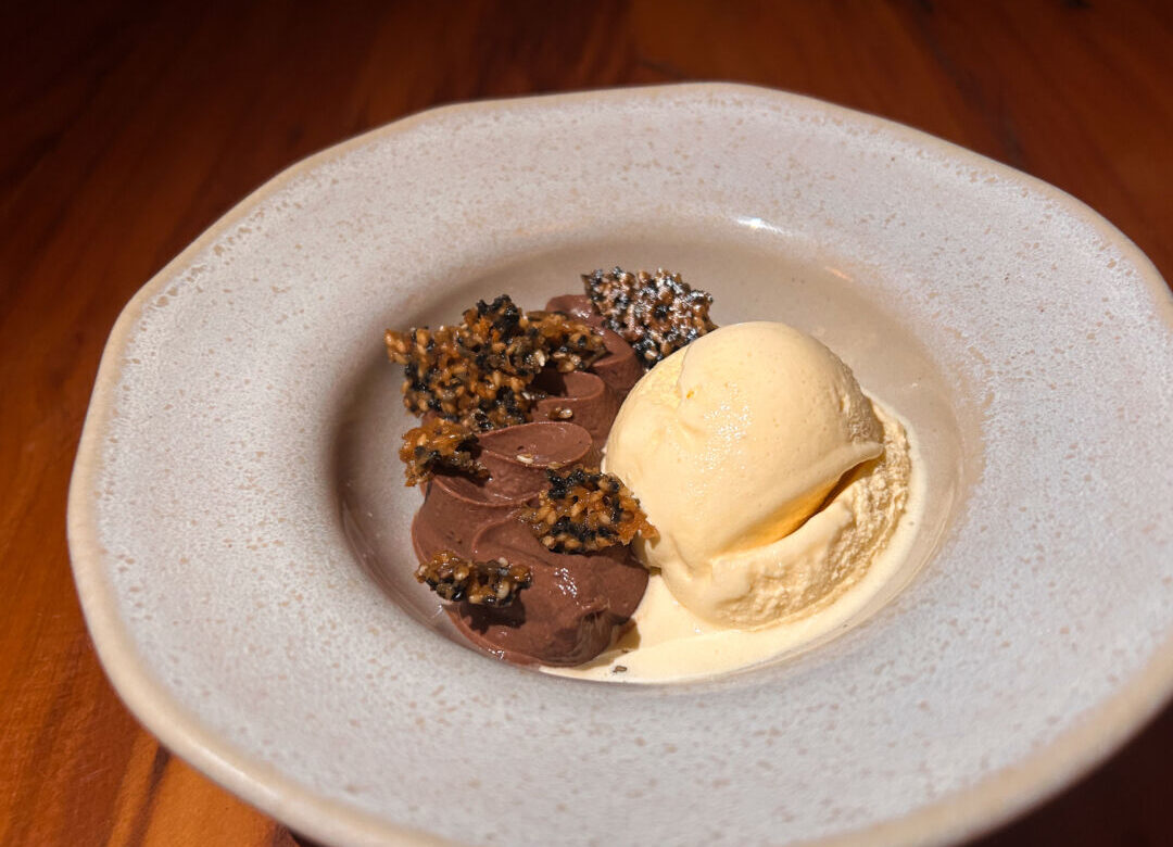 Sobremesa Intensidade de Cogumelos servida no restaurante Kanpai, em Belo Horizonte, com ganache de shiitake, sorvete e crocante de gergelim, lançada para o Dia dos Namorados