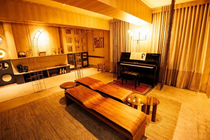 Sala de Música Somattos na Modernos Eternos BH Sala de Música Somattos, ambiente assinado pelo arquiteto Marco Lolli para a 11ª edição da Modernos Eternos BH, com piano, mobiliário contemporâneo e proposta voltada à arte e à cultura