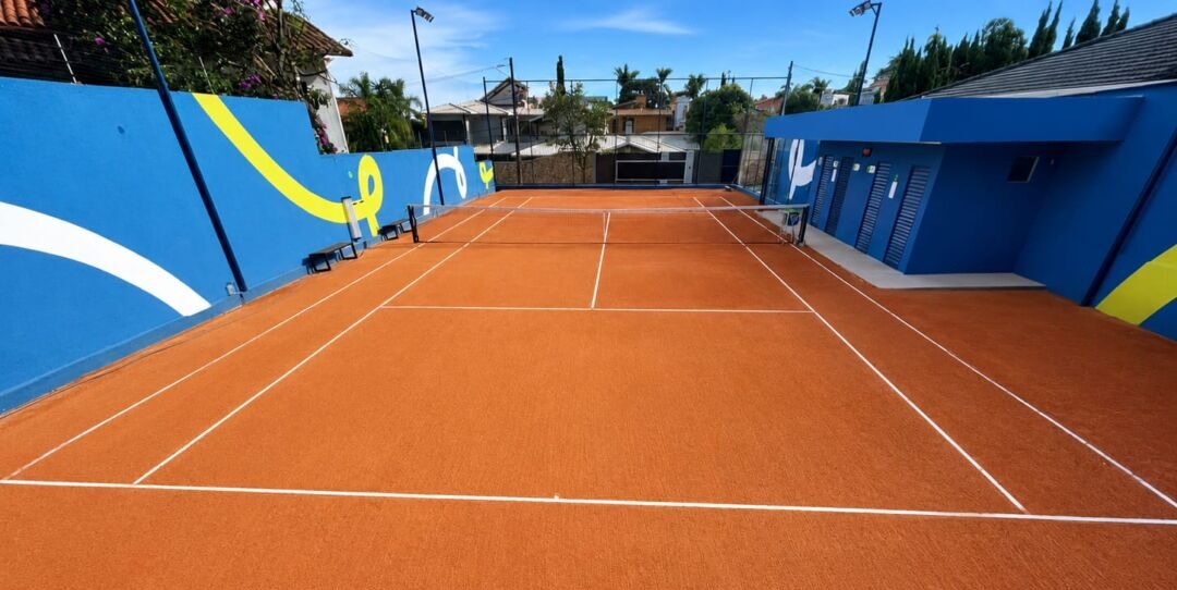 Quadra da Fast Tennis no Belvedere em Belo Horizonte Quadra de tênis da nova unidade da Fast Tennis no bairro Belvedere, em Belo Horizonte, projetada para aulas e treinamentos com metodologia dinâmica e turmas reduzidas