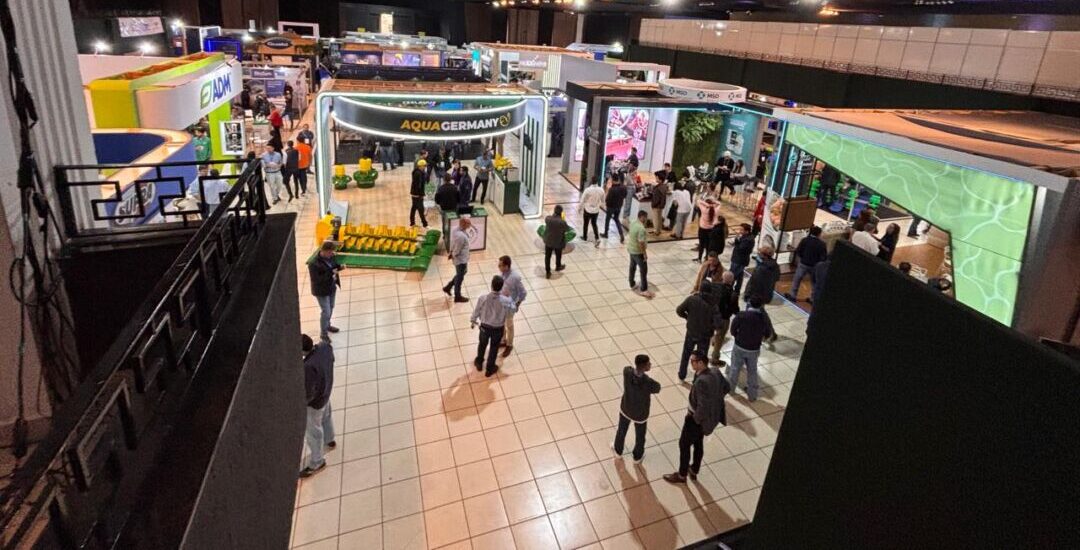 Aquishow Brasil reúne empresas e profissionais da aquicultura em Uberlândia Vista panorâmica da área de exposições da Aquishow Brasil, com estandes de empresas da cadeia produtiva da aquicultura e visitantes durante a feira realizada em Uberlândia