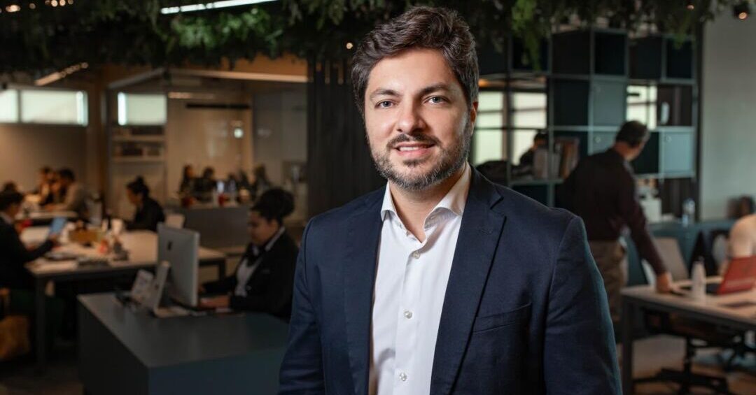 Especialista do mercado imobiliário grava conteúdo sobre inteligência artificial em escritório com vista para Belo Horizonte