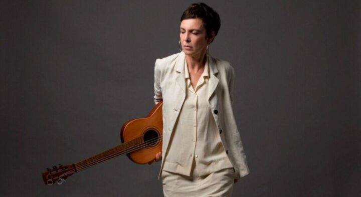 Adriana Calcanhotto se apresenta em Belo Horizonte na abertura do Sesi Multilinguagens com show voz e violão
