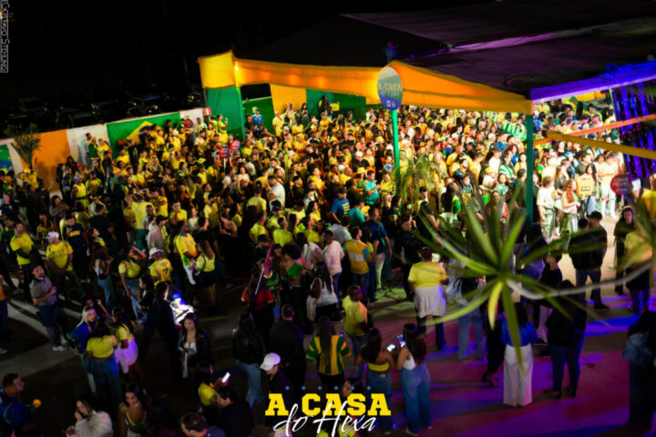 Torcedores acompanham programação da Casa do Hexa na Pampulha, em Belo Horizonte, com transmissão de jogo da Seleção Brasileira, shows de pagode e clima de arquibancada