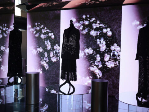 Peças da coleção Rêver la Mode, de Denise Valadares, expostas em instalação durante evento realizado no Reserva Jardins, empreendimento da Patrimar, em Nova Lima