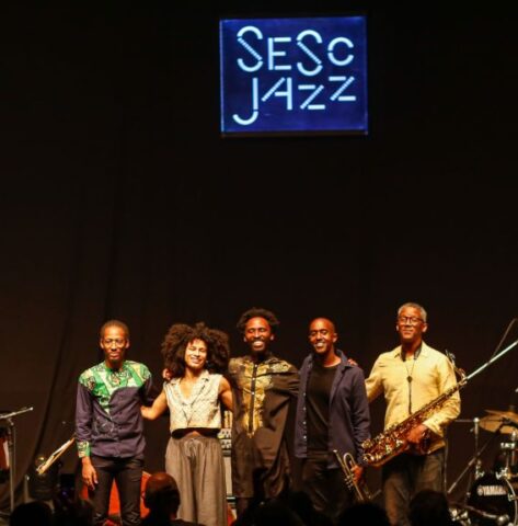 Sélène Saint-Aimé apresenta show da série Sesc Jazz no SescTV Sélène Saint-Aimé e integrantes de seu quinteto durante apresentação da série Sesc Jazz, exibida pelo SescTV