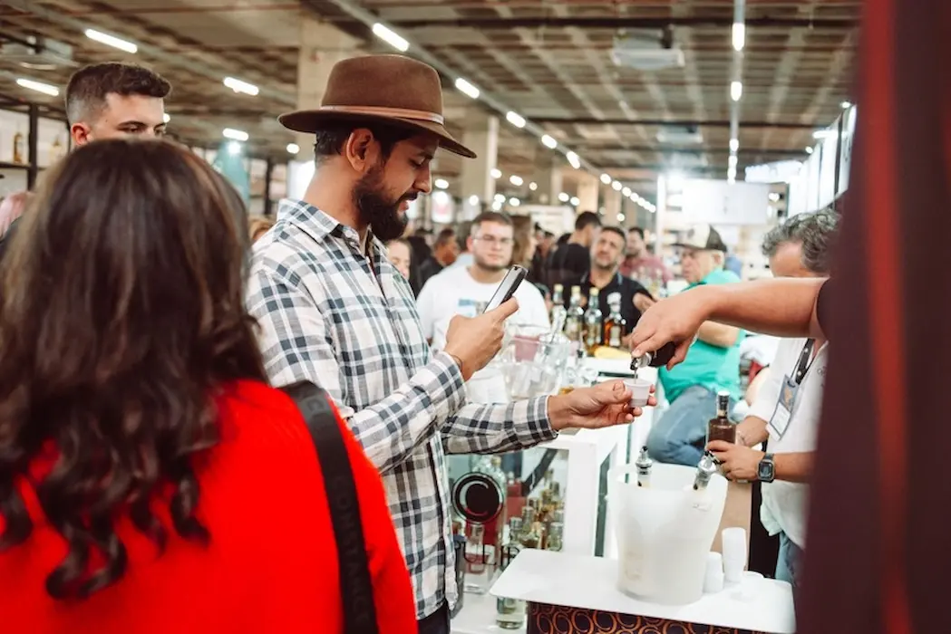 Tradição mineira impulsiona feira que celebra a cultura da cachaça em BH