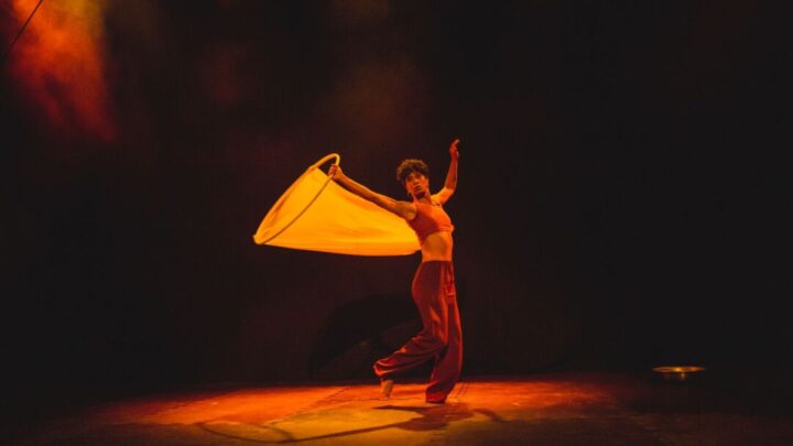 Cine Horto recebe temporada de circo contemporâneo com espetáculos do CircoLar Artista de circo contemporâneo se apresenta no palco durante espetáculo da Temporada do Instituto Cultural CircoLar no Cine Horto, em Belo Horizonte