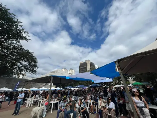 Público acompanha shows gratuitos do Ruydstock na Praça da Assembleia, em Belo Horizonte, durante festival de rock com gastronomia e cervejas artesanais