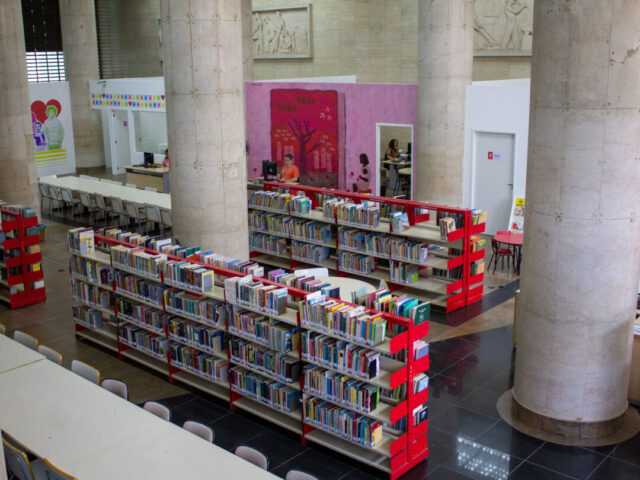 Interior da Biblioteca Pública Infantil e Juvenil de Belo Horizonte, que recebe programação especial de férias com oficinas, contação de histórias e atividades literárias