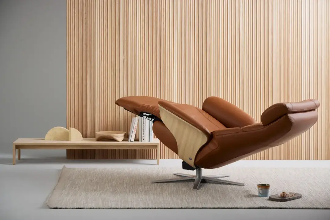 Móveis que atravessam gerações reforçam legado da Stressless no mercado de alto padrão