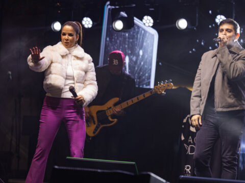 Dupla Maria Cecília & Rodolfo se apresenta durante a festa junina do Residencial Nascentes, que reuniu moradores em noite de música e confraternização