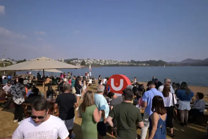 Público participa do Festival Fartura Nova Lima às margens da Lagoa dos Ingleses, com gastronomia, música e programação cultural gratuita