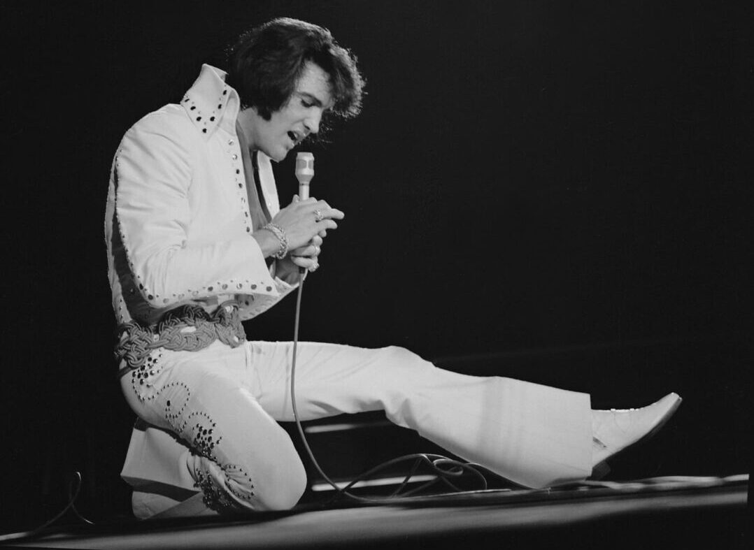 Tributo a Elvis Presley desembarca em BH com concerto especial no Arena Hall Elvis Presley se apresenta no palco durante show histórico que inspira o concerto em tributo ao Rei do Rock