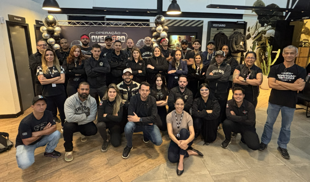 Triumph BHR alcança liderança nacional no Reclame Aqui com excelência no pós-venda Equipe do pós-venda da Triumph BHR reunida na concessionária, em Belo Horizonte