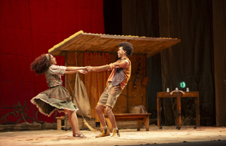 Cena do espetáculo "João e Maria", da Cyntilante Produções, apresentado durante a programação infantil de férias no Sesc Palladium, em Belo Horizonte