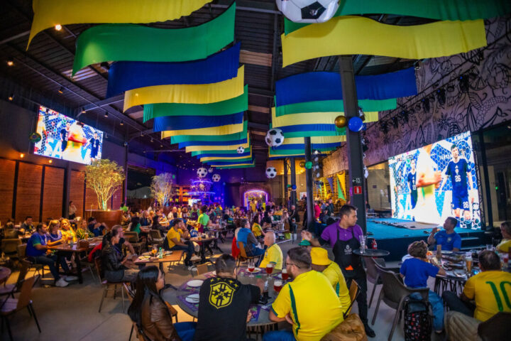 Monka FanFest reúne torcida para jogo do Brasil em Belo Horizonte Torcedores acompanham transmissão de jogo da Seleção Brasileira na Monka FanFest, em Belo Horizonte, com telões e decoração temática