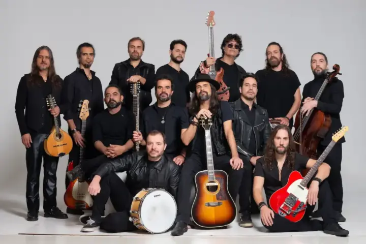 Orquestra Mineira de Rock posa com instrumentos antes do lançamento do álbum Clássicos, que será apresentado no Grande Teatro Cemig Palácio das Artes, em Belo Horizonte. Roteiro traz show do Fábio Jr