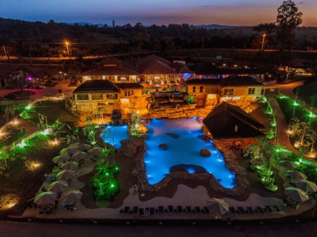Parque avestruz Hotéis e resorts investem em experiências para toda a família perto de casa