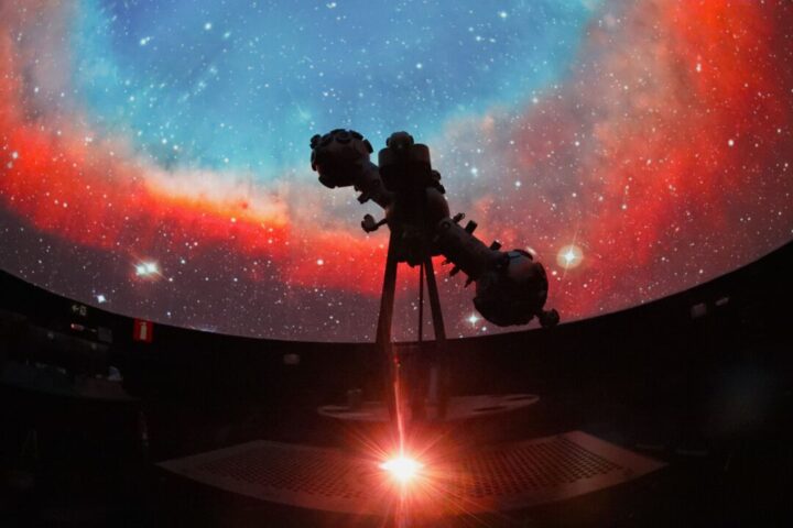Planetário do Espaço do Conhecimento UFMG durante sessão de astronomia, uma das atrações das férias escolares em Belo Horizonte