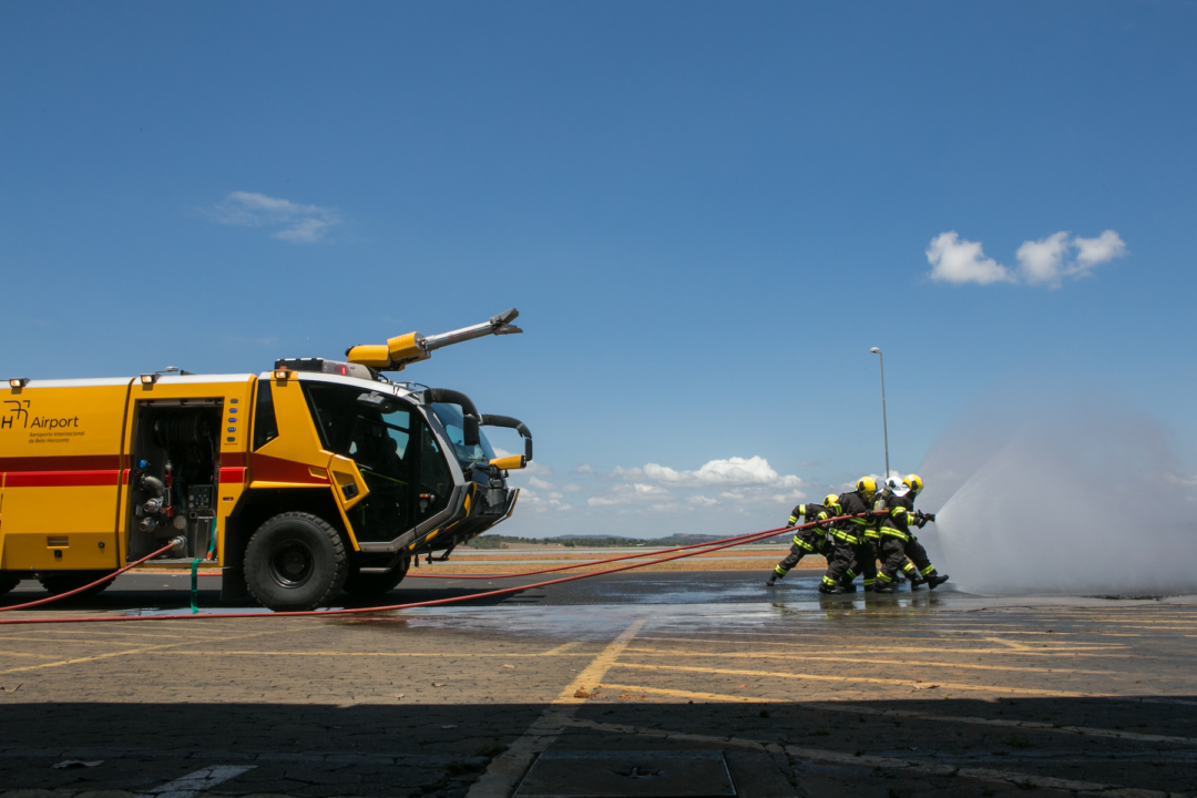 Tempo seco e férias escolares reforçam alerta de segurança em aeroporto