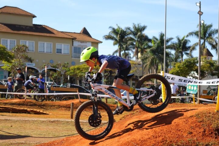Criança pedala em pista da Sense Bike Zone, na Lagoa dos Ingleses, atração voltada para famílias e crianças durante as férias de julho na Região Metropolitana de Belo Horizonte