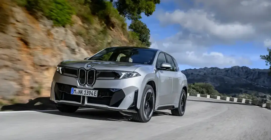 BMW iX3 estreia no Brasil com autonomia recorde