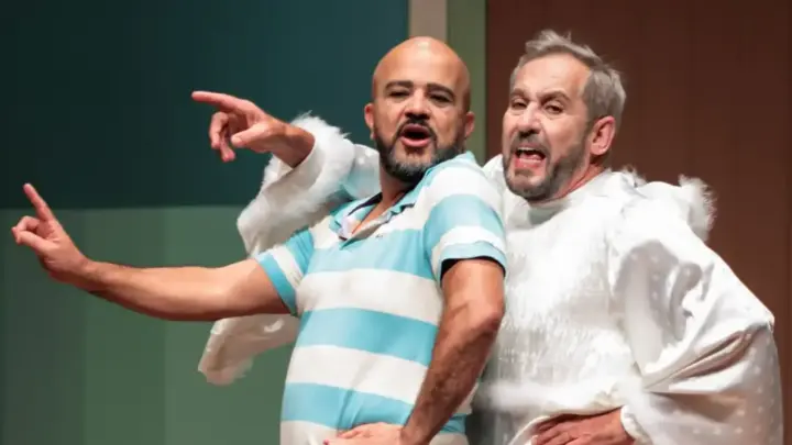Cena da peça "Acredite, Um Espírito Baixou em Mim", sucesso da dramaturgia mineira, em apresentação especial no Cine Theatro Brasil, em Belo Horizonte