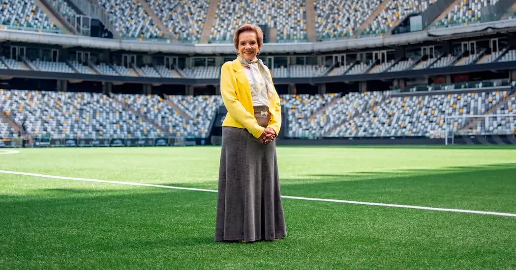 Representante do Proação em estádio durante campanha de apoio a crianças e adolescentes atendidos pela instituição