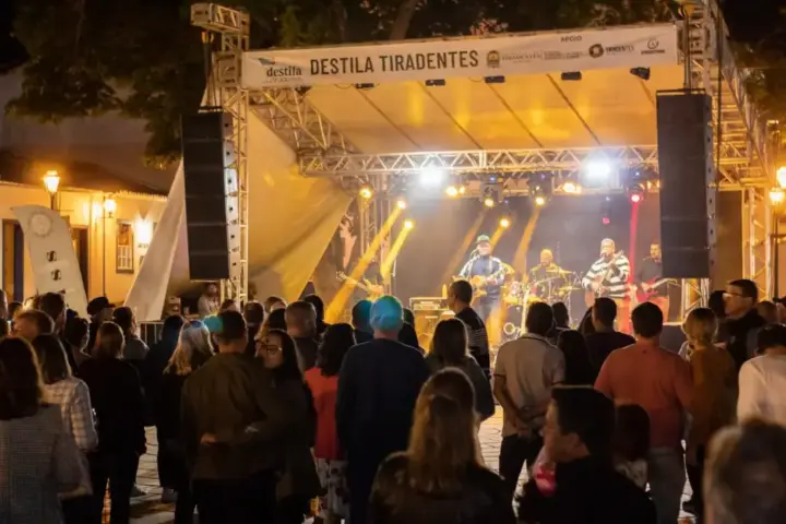 Público acompanha shows e atrações do Destila Tiradentes, festival dedicado aos destilados artesanais, realizado em Tiradentes, Minas Gerais